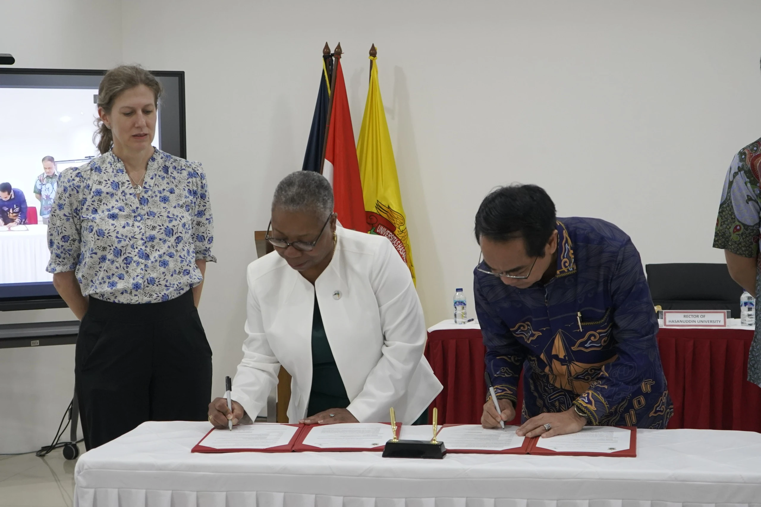 Rektor Unhas dan Presiden Hartford menandatangani MoU penguatan riset, pertukaran akademik, serta pendidikan perdamaian. (Foto: Alya/Humas Unhas)